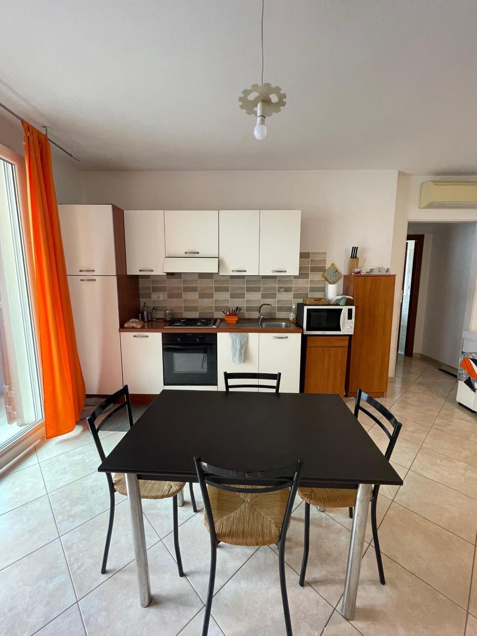 Kitchen or kitchenette, Dining area, oven, stove