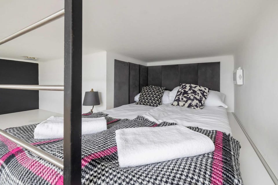 Bed, Photo of the whole room, Seating area