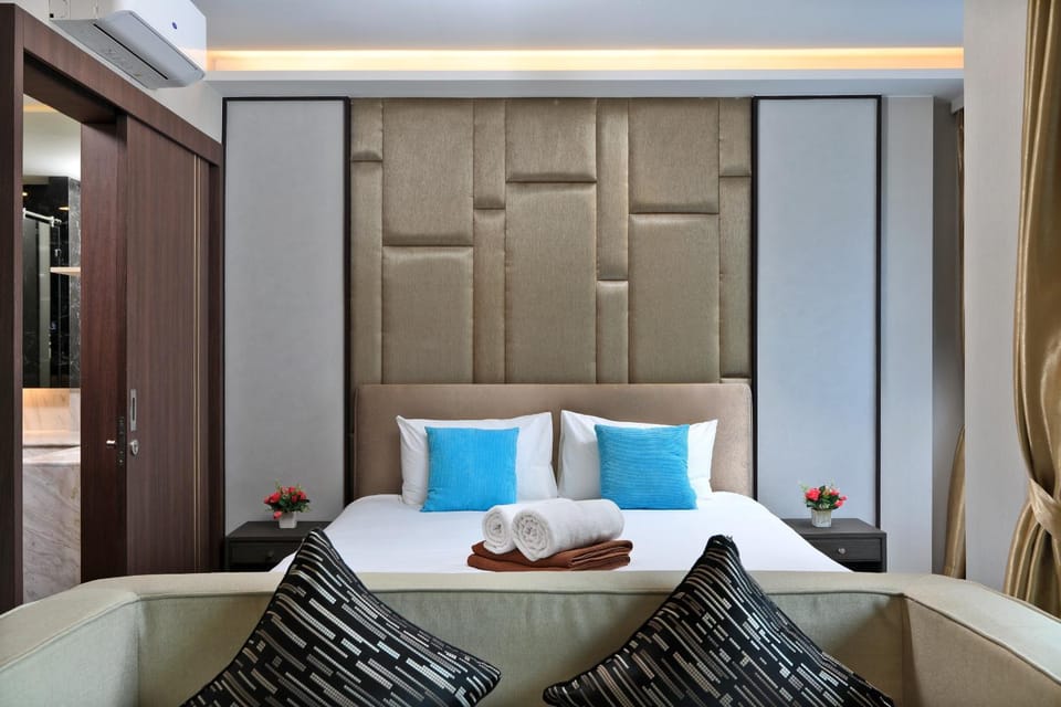 Bed, Bedroom, towels