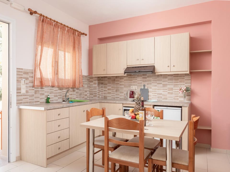 Kitchen or kitchenette, Dining area, oven, stove
