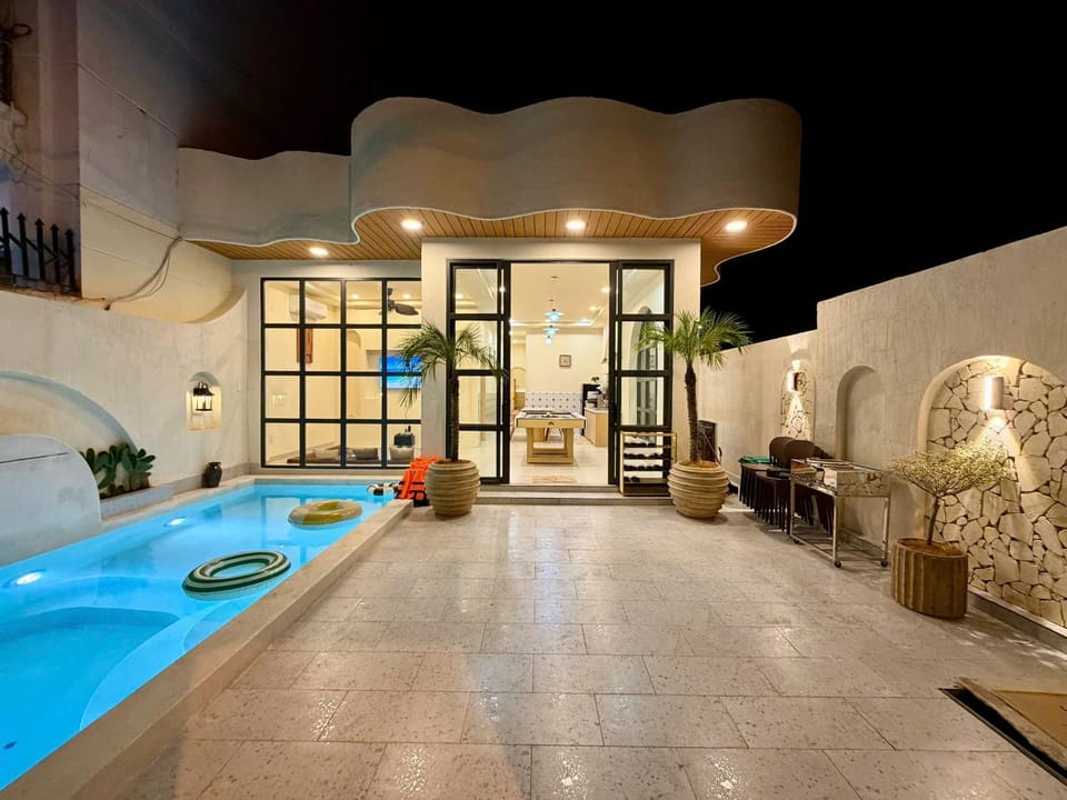 Property building, Patio, Night, Natural landscape, Hot Tub, Pool view, Swimming pool, sunbed
