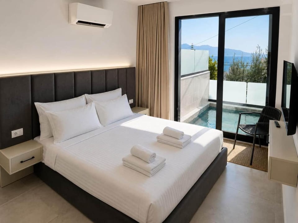 Bed, TV and multimedia, Photo of the whole room, Bedroom, Mountain view, Pool view, Sea view, towels, air conditioner