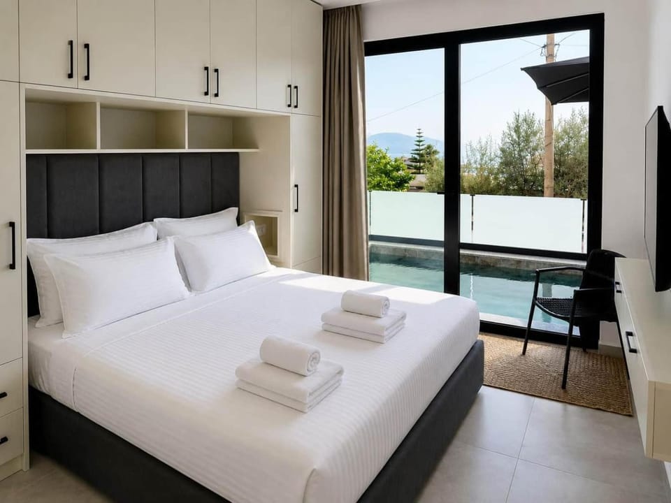 Bed, Photo of the whole room, Bedroom, Mountain view, Pool view, Sea view, towels