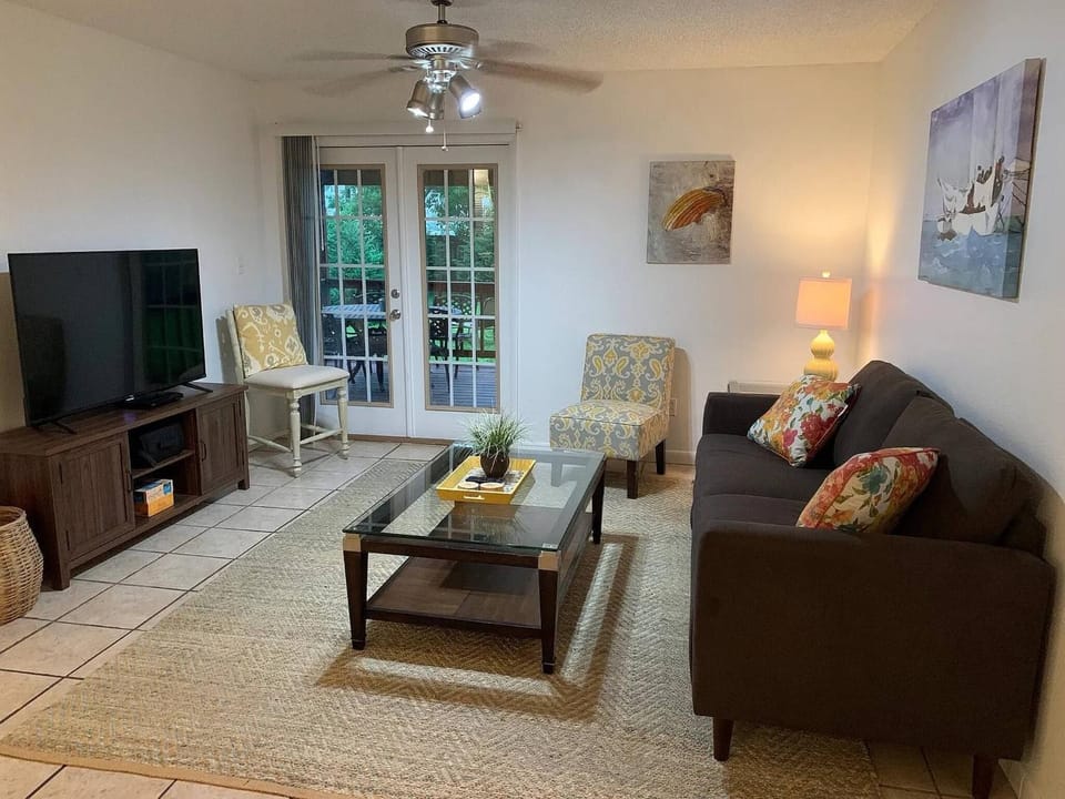 Serene Gulf Breeze Retreat, Family-Friendly House with Private Entrance House in Pensacola Beach