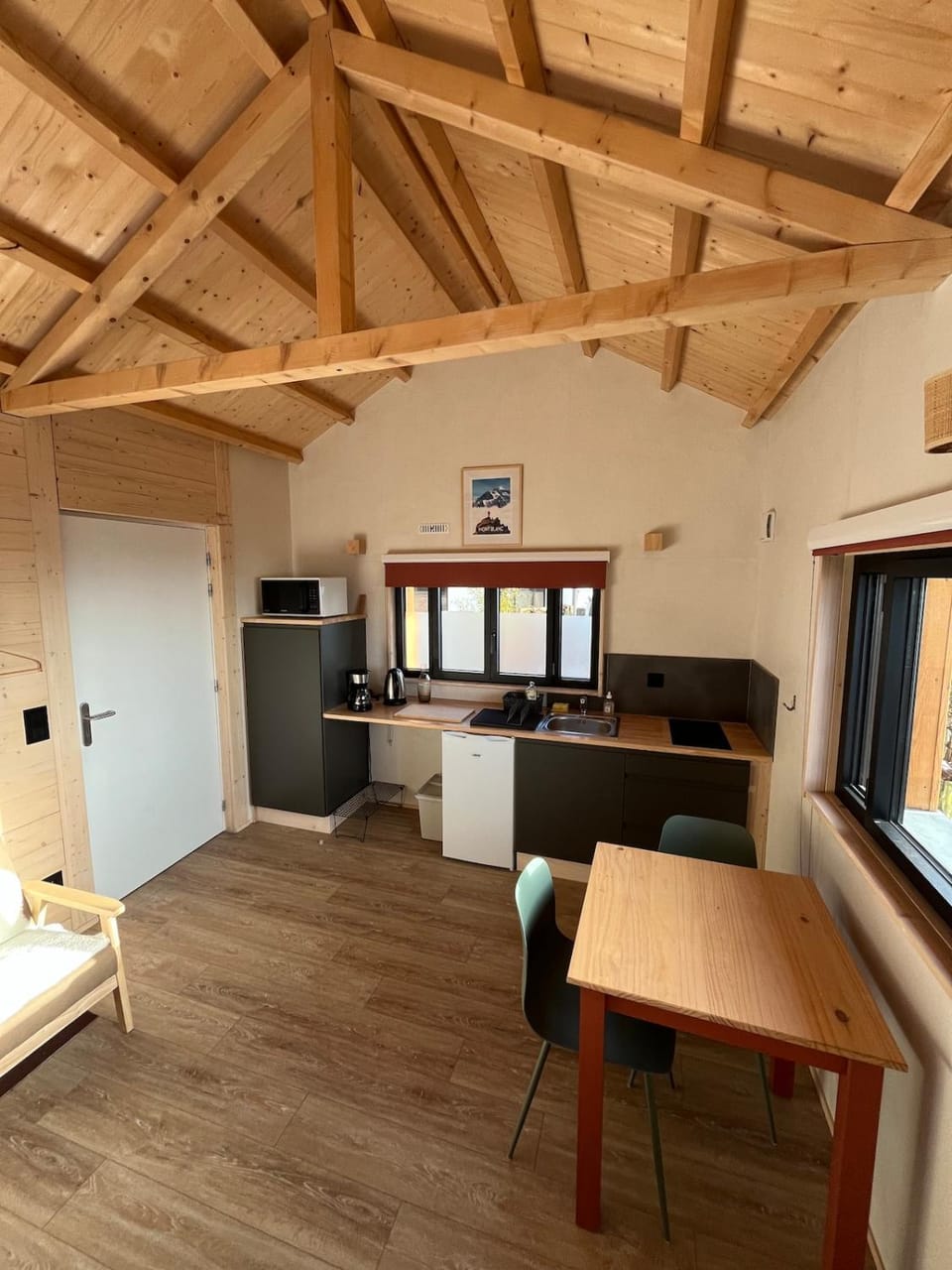 Kitchen or kitchenette, Living room, Seating area, Dining area