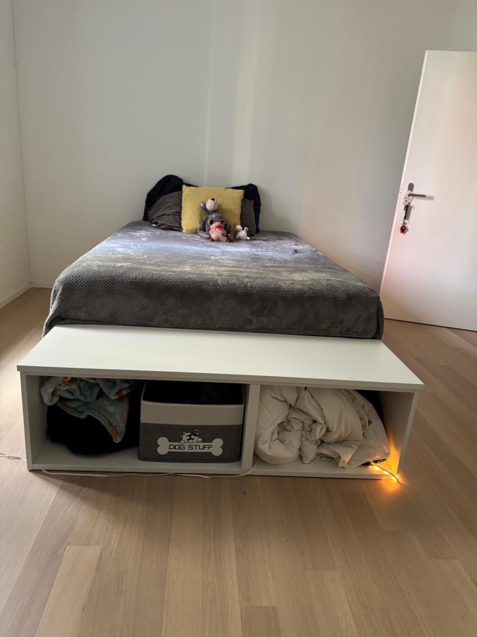 Photo of the whole room, Bedroom