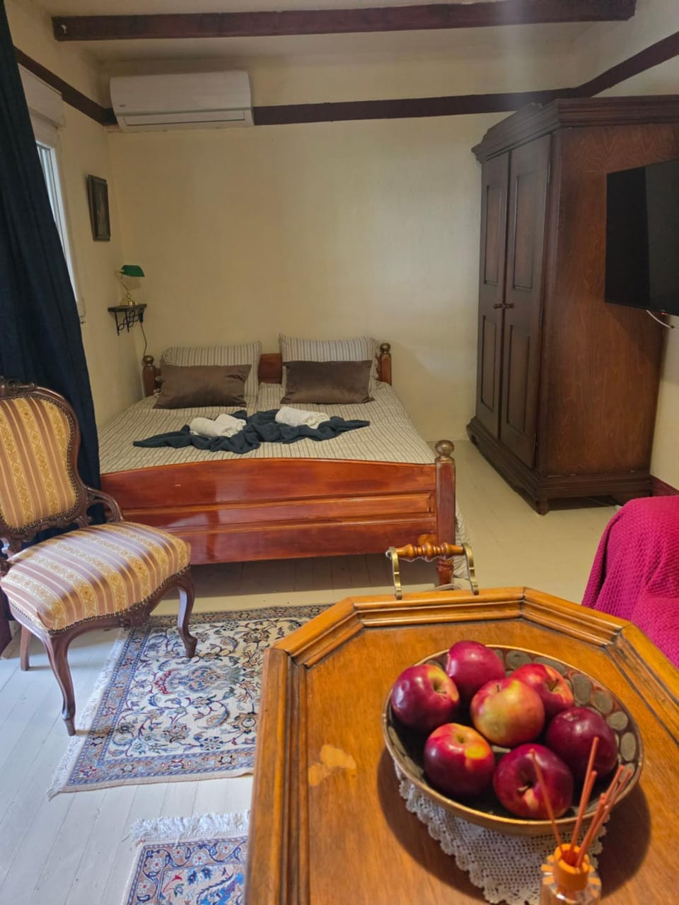 Photo of the whole room, Bedroom