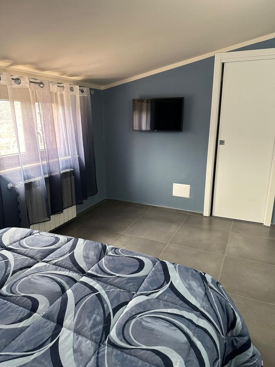 Bed, TV and multimedia, Photo of the whole room