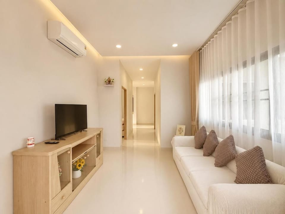 Communal lounge/ TV room, Living room, Seating area, air conditioner