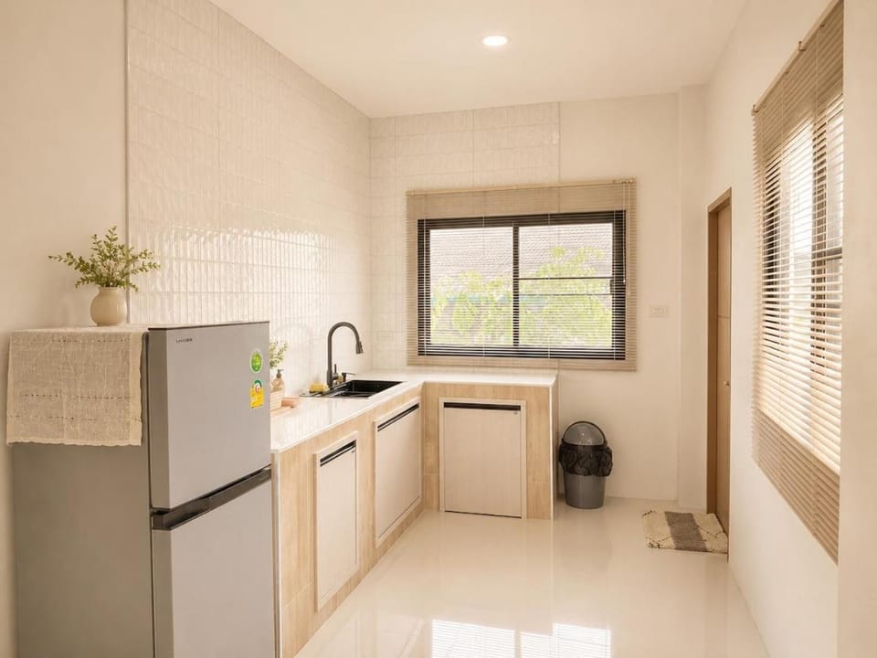 Kitchen or kitchenette, minibar
