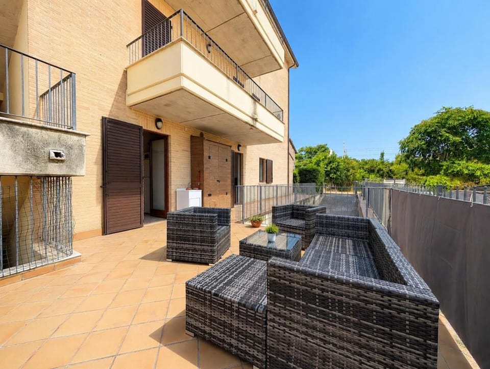 -Giardino e terrazza- 5 posti, WiFi, garage Apartment in Porto San Giorgio
