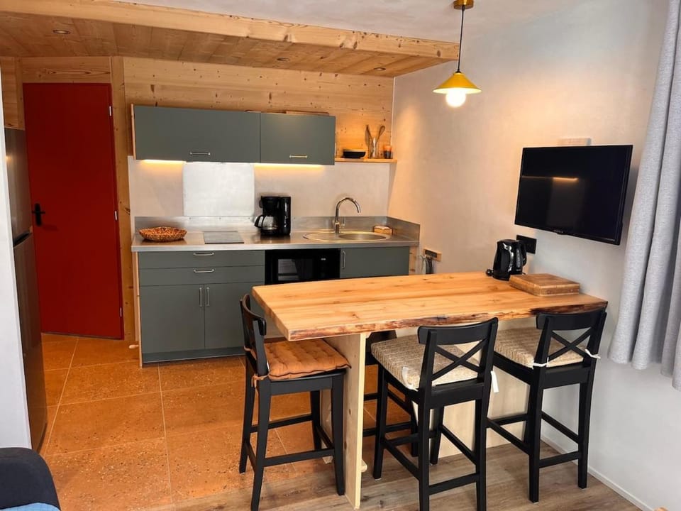 TV and multimedia, Kitchen or kitchenette, Dining area, oven, stove