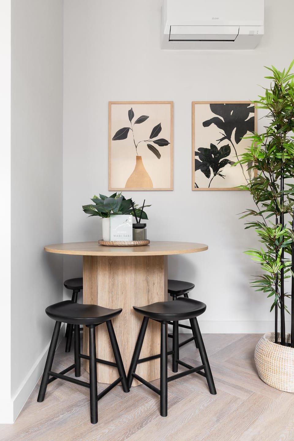 Living room, Seating area, Dining area, air conditioner
