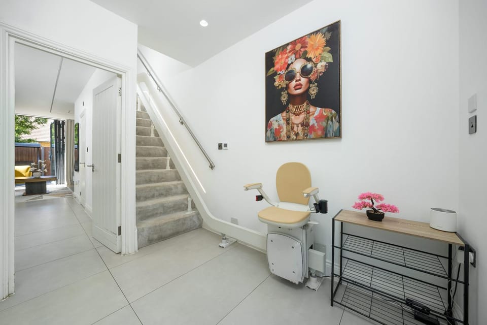 Veer Drive Residences - Sleeps 10 - Free Parking Spaces - Private Road House in Harrow