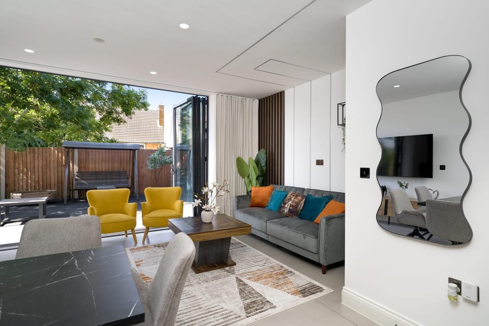 TV and multimedia, Living room, Seating area, Evening entertainment