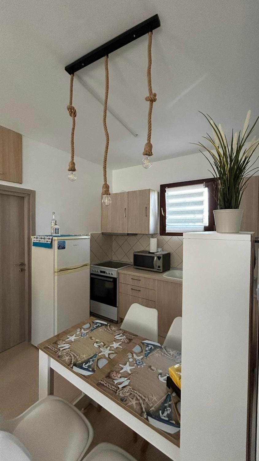 Kitchen or kitchenette, Seating area, oven