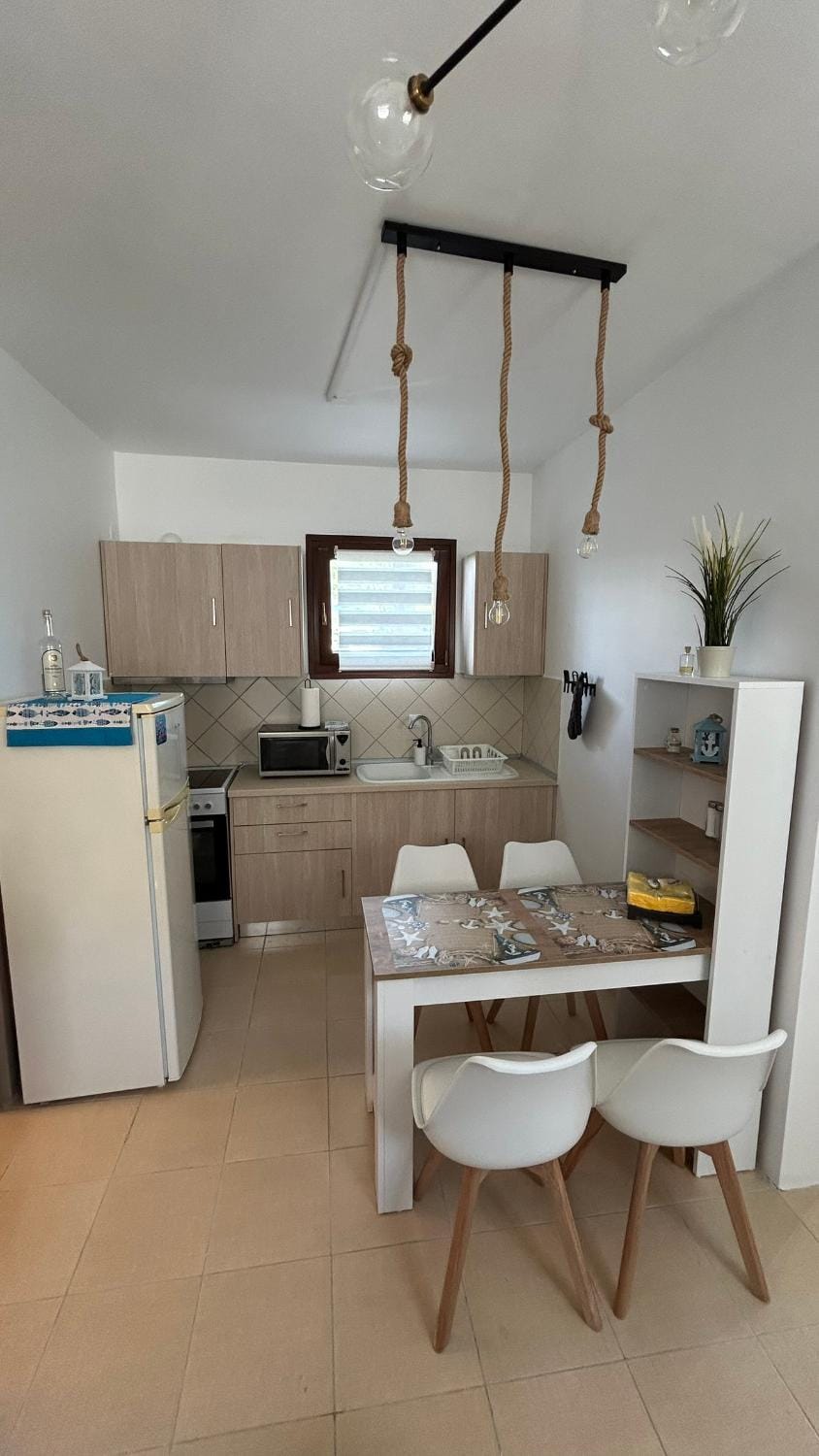 Kitchen or kitchenette, Dining area, minibar, oven