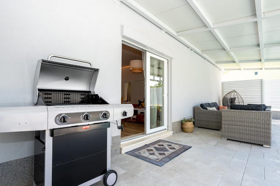 Facade/entrance, BBQ facilities, Balcony/Terrace