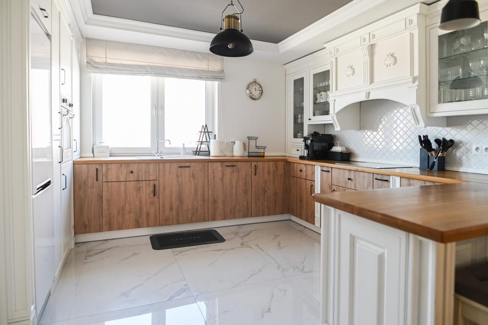 Kitchen or kitchenette, dishwasher, stove