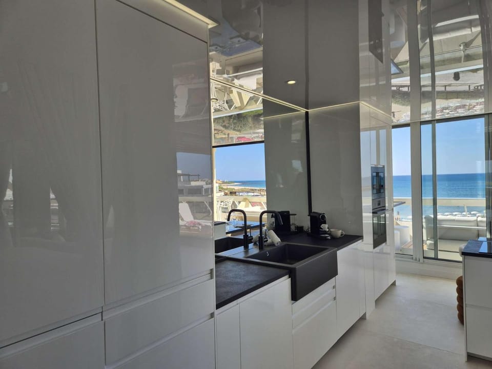 Kitchen or kitchenette, Sea view