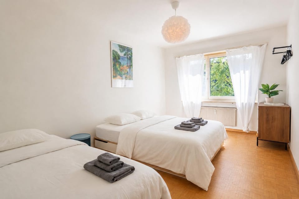Bed, View (from property/room), Bedroom, Garden view, towels