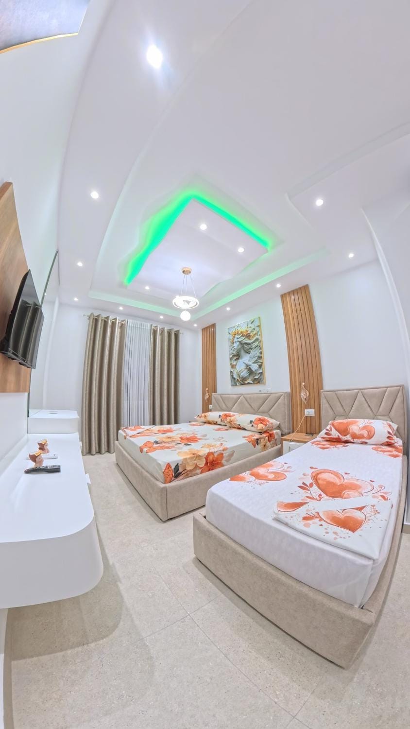 Bed, TV and multimedia, Photo of the whole room, Bedroom