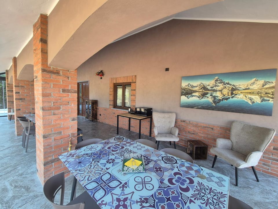 Seating area, Dining area