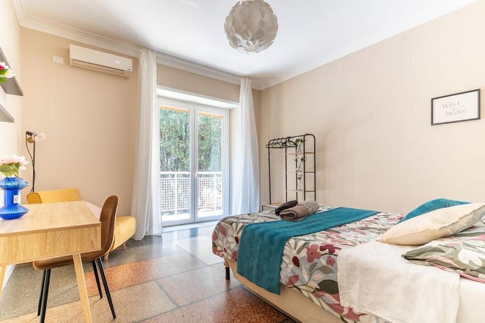 Living room, Photo of the whole room, Bedroom, towels, air conditioner