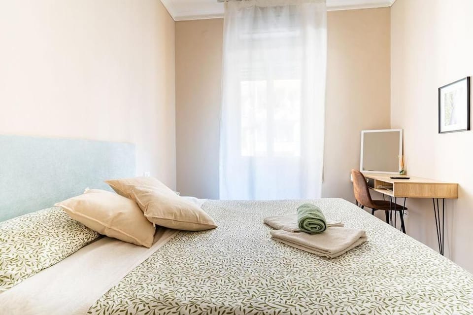 Bed, TV and multimedia, Photo of the whole room, Bedroom, towels