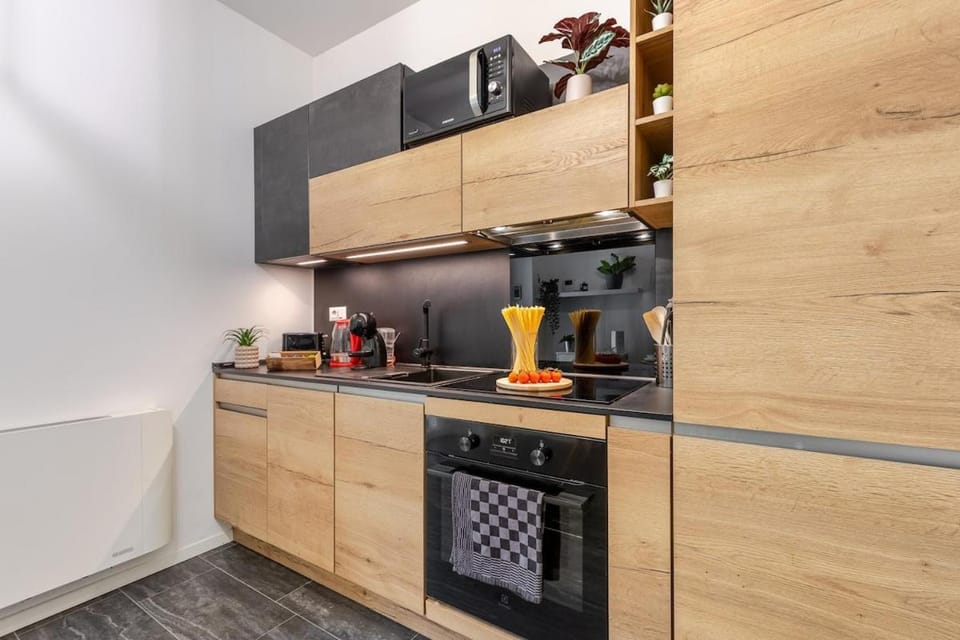 Urban Oak Suite - Station 1 min & Private Patio Apartment in Turin