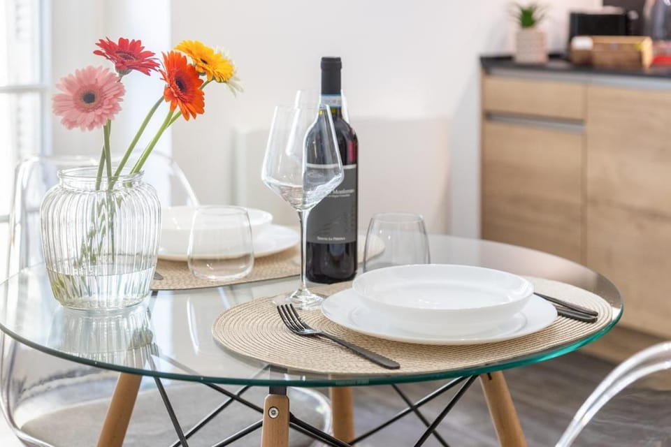 Urban Oak Suite - Station 1 min & Private Patio Apartment in Turin