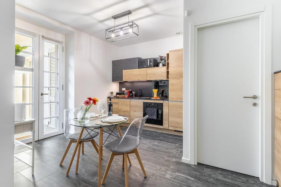 Urban Oak Suite - Station 1 min & Private Patio Apartment in Turin