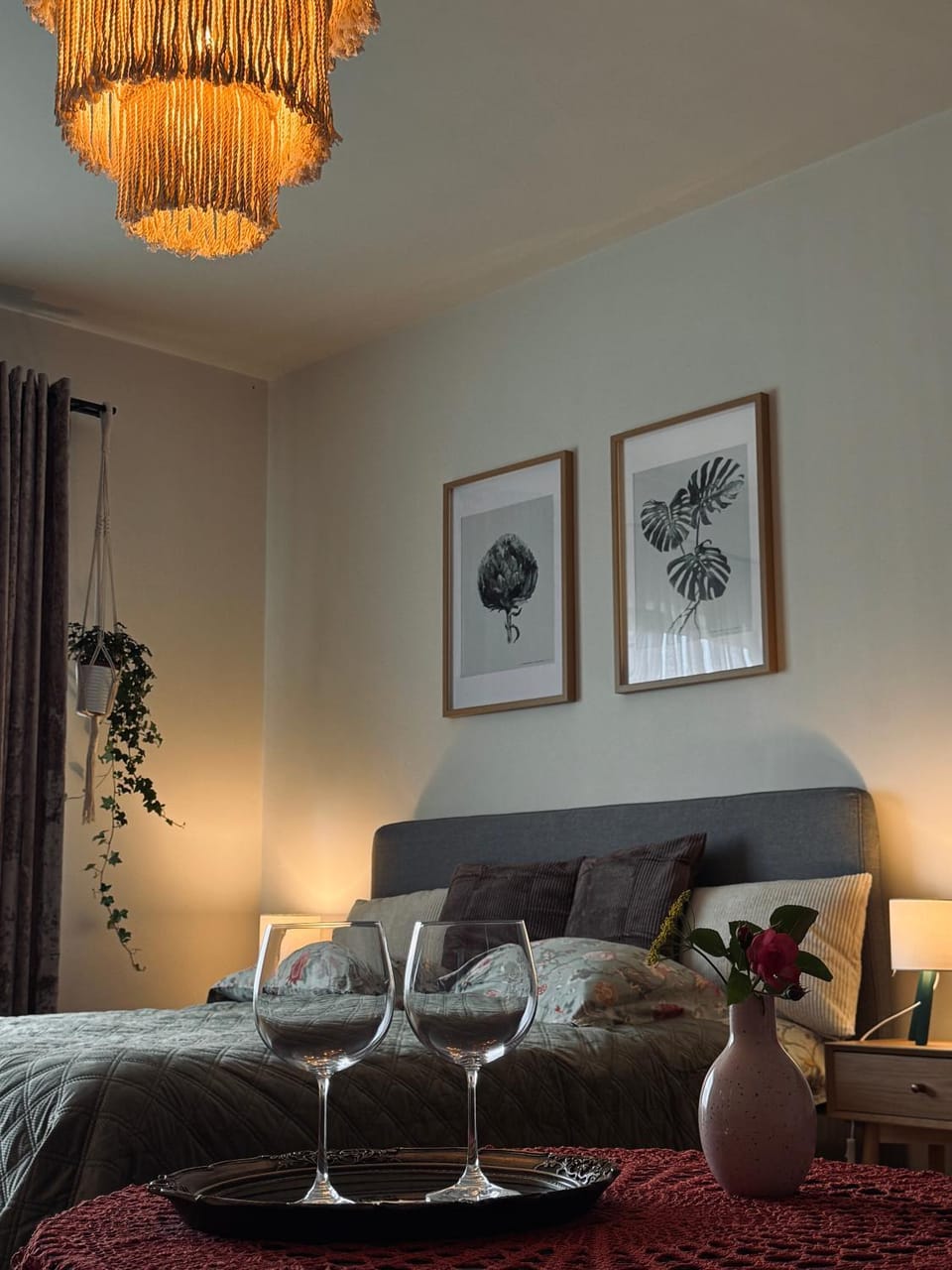 Bed, Photo of the whole room, Seating area, Bedroom