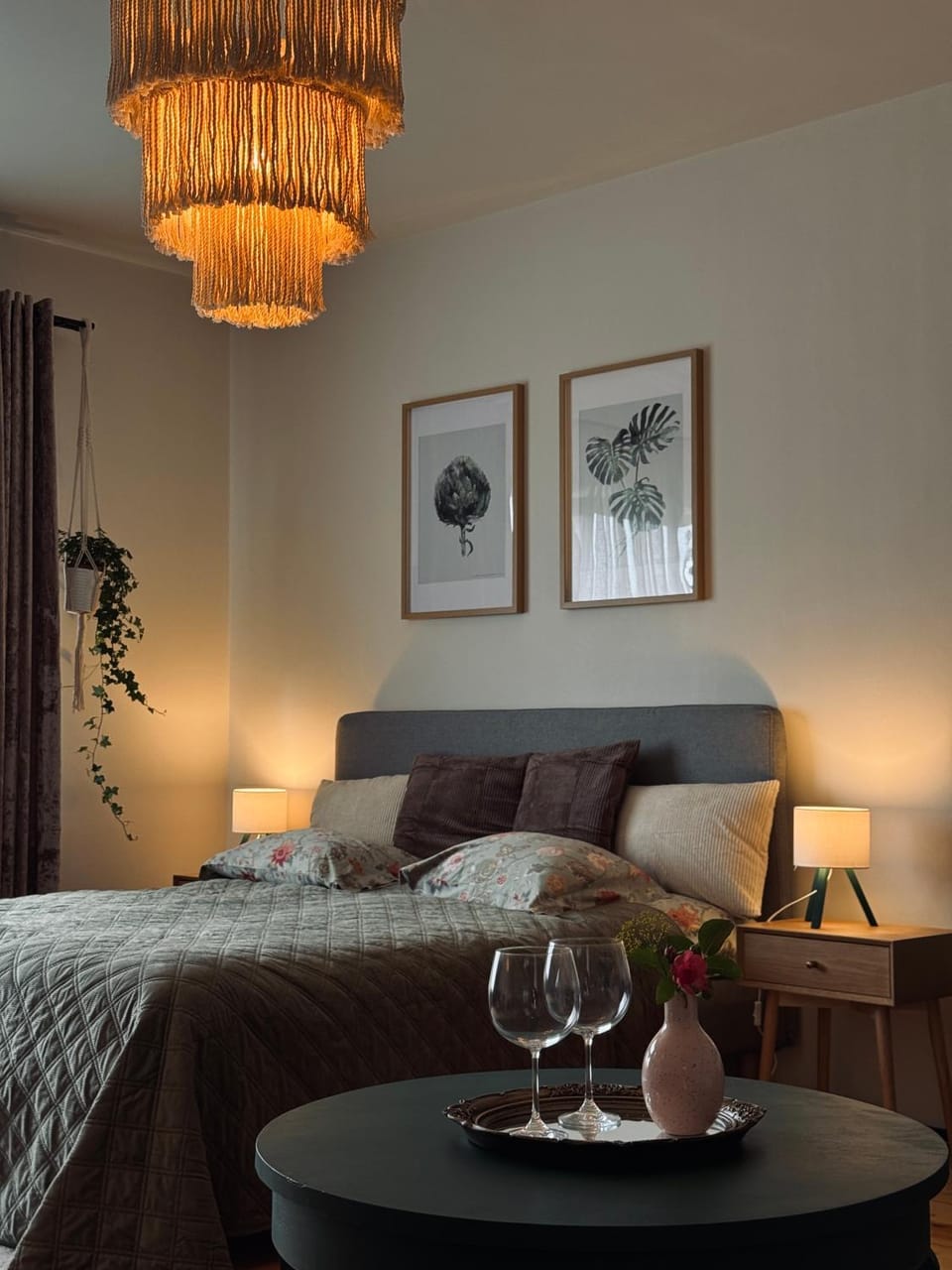 Bed, Photo of the whole room, Seating area, Bedroom