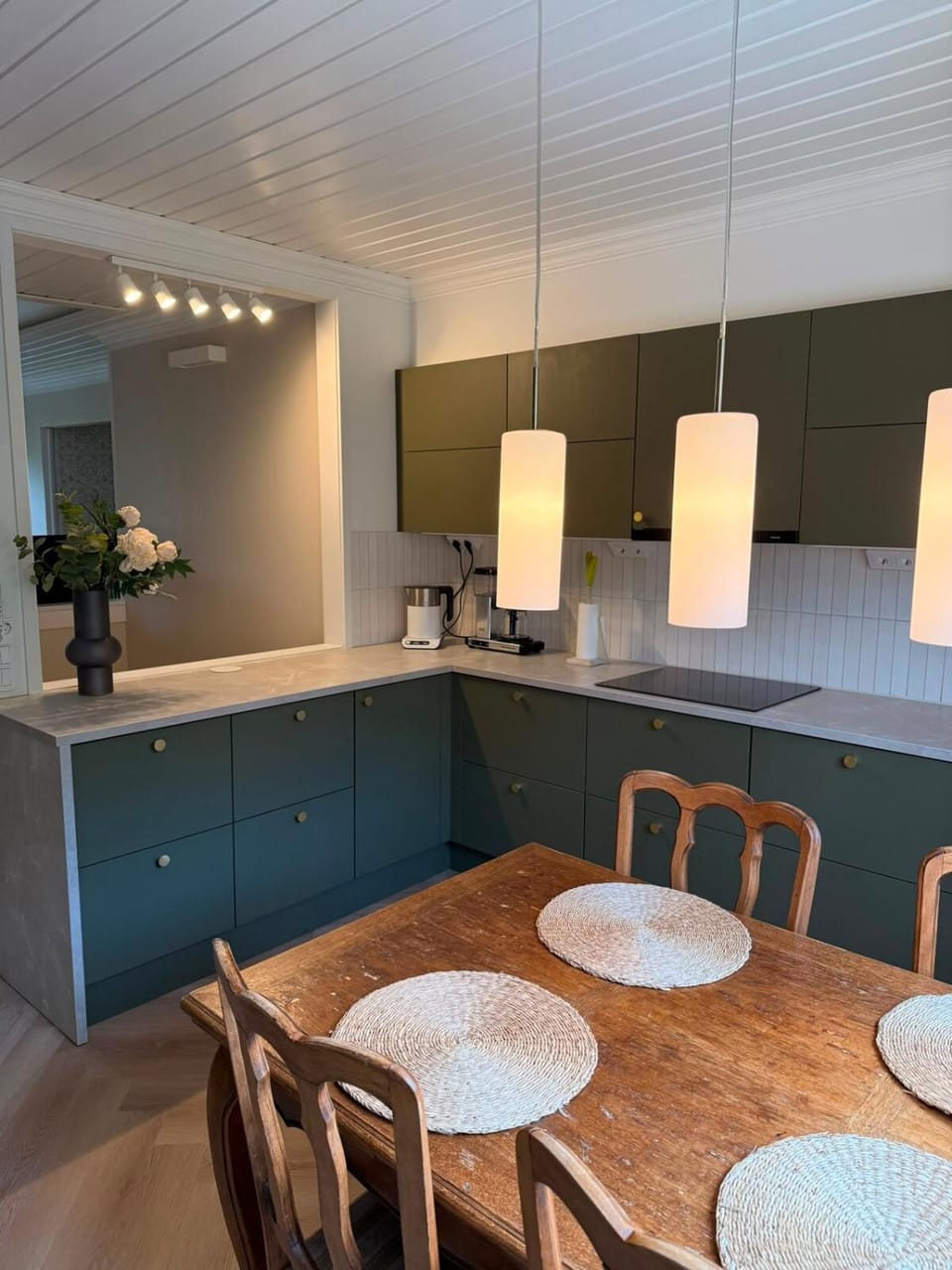 Kitchen or kitchenette, Dining area