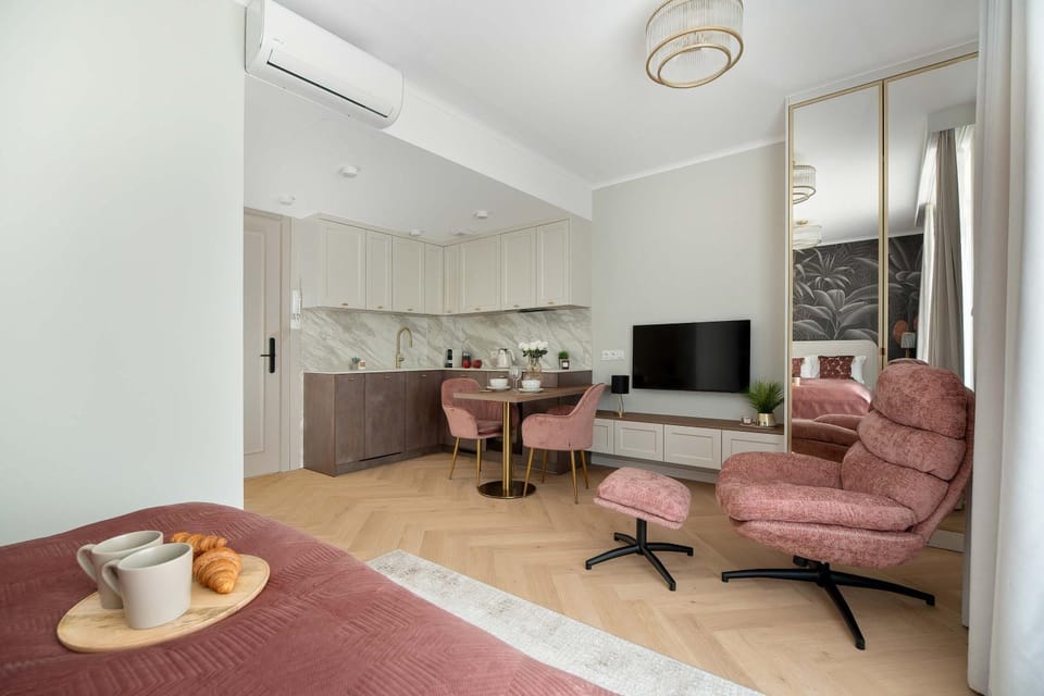 TV and multimedia, Kitchen or kitchenette, Photo of the whole room, Seating area, Dining area, Bedroom