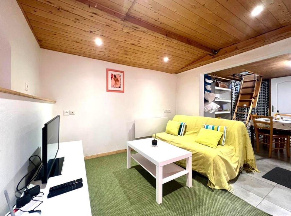 Communal lounge/ TV room, TV and multimedia, Living room, Seating area