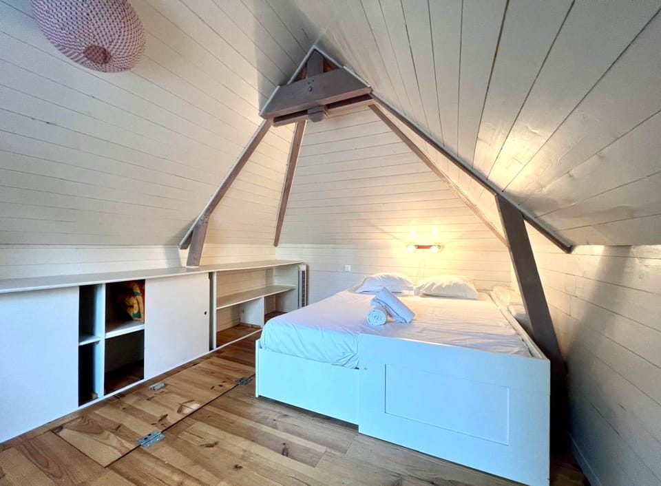 Bed, Photo of the whole room, Bedroom