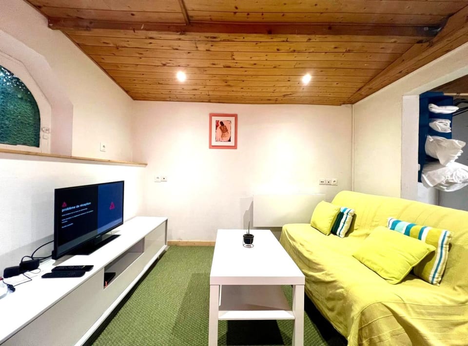 Communal lounge/ TV room, TV and multimedia, Living room