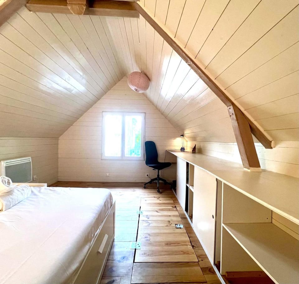 Bed, Photo of the whole room, Bedroom