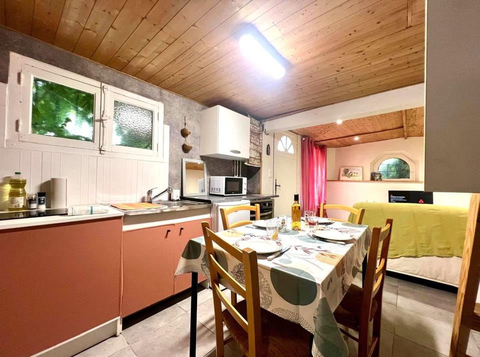Kitchen or kitchenette, Dining area, oven, stove