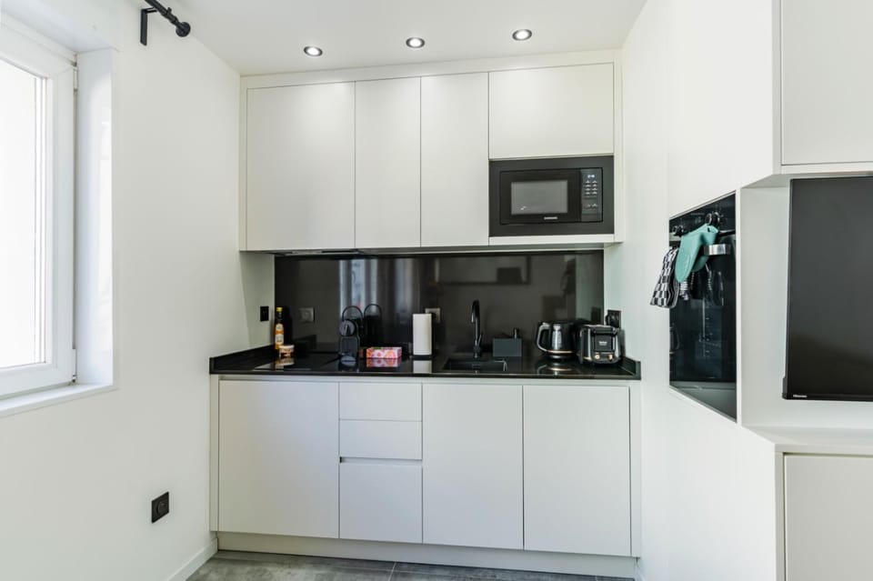 Coffee/tea facilities, Kitchen or kitchenette, oven, stove