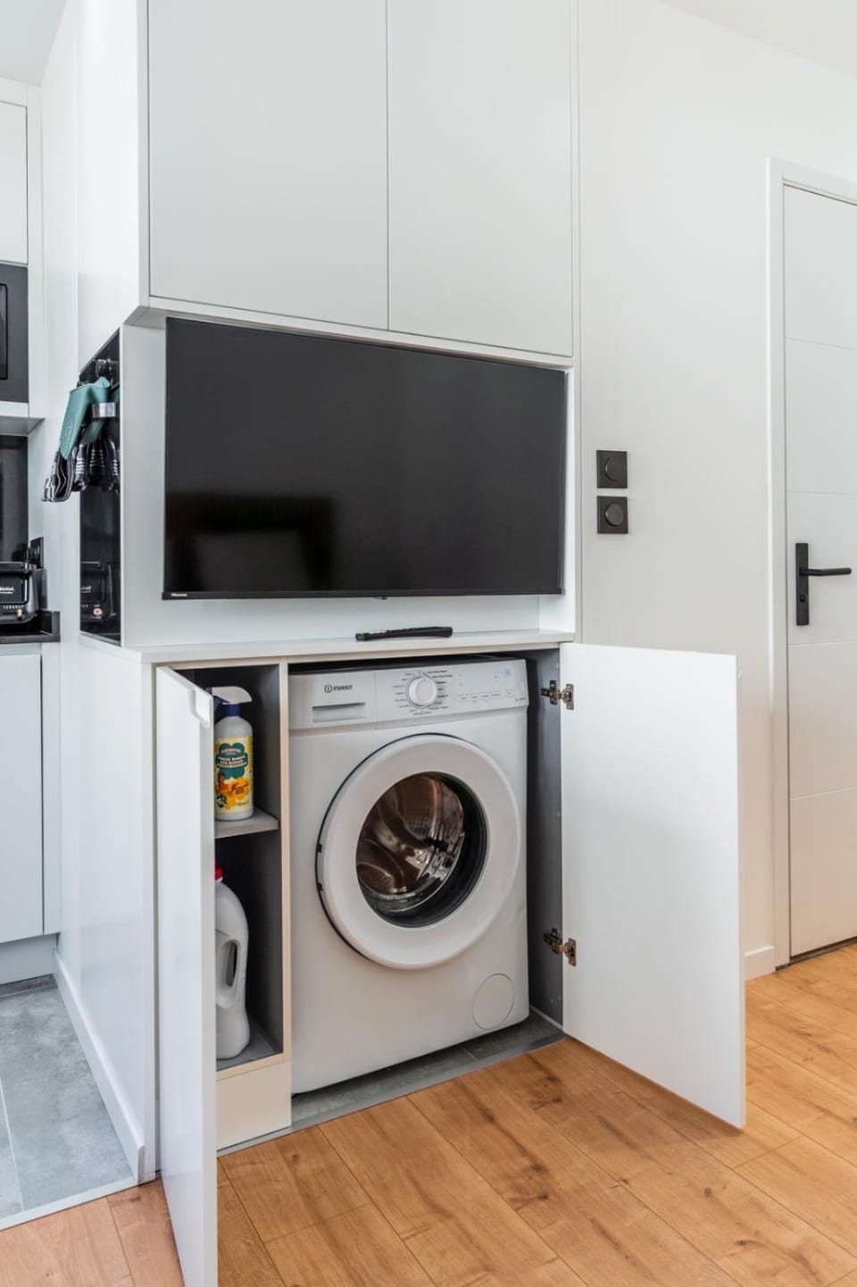 Kitchen or kitchenette, oven, washing machine