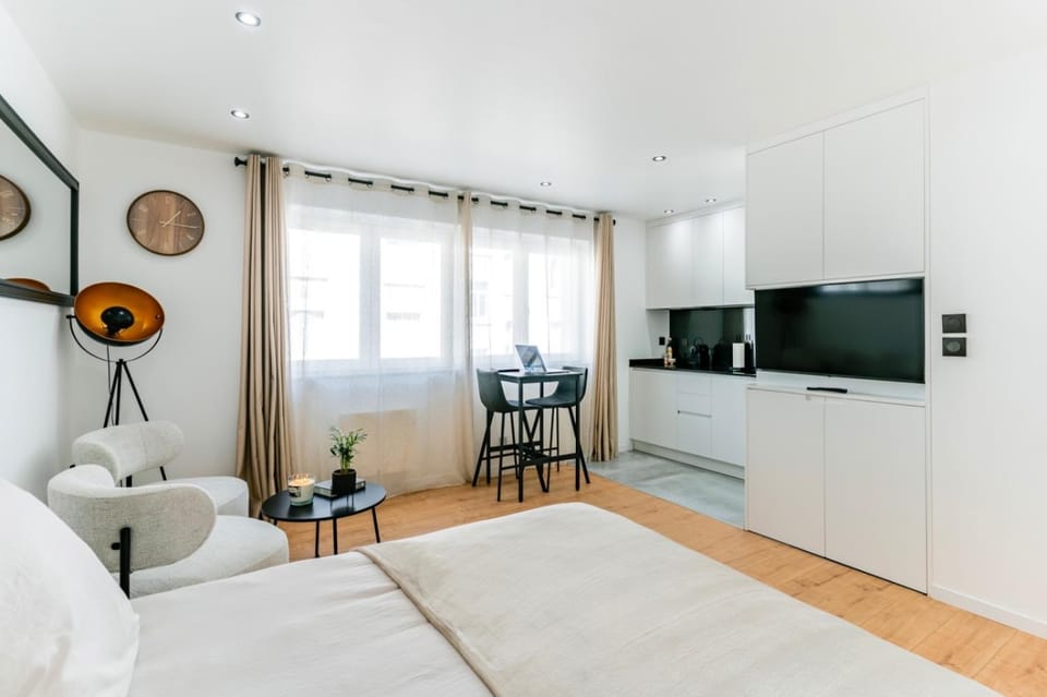 Communal lounge/ TV room, Bed, TV and multimedia, Living room, Photo of the whole room, Seating area, Bedroom