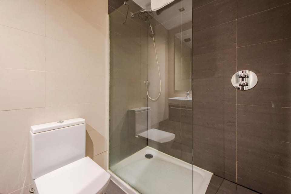 Alojamiento con parking y piscina en Sanchinarro Apartment in Madrid