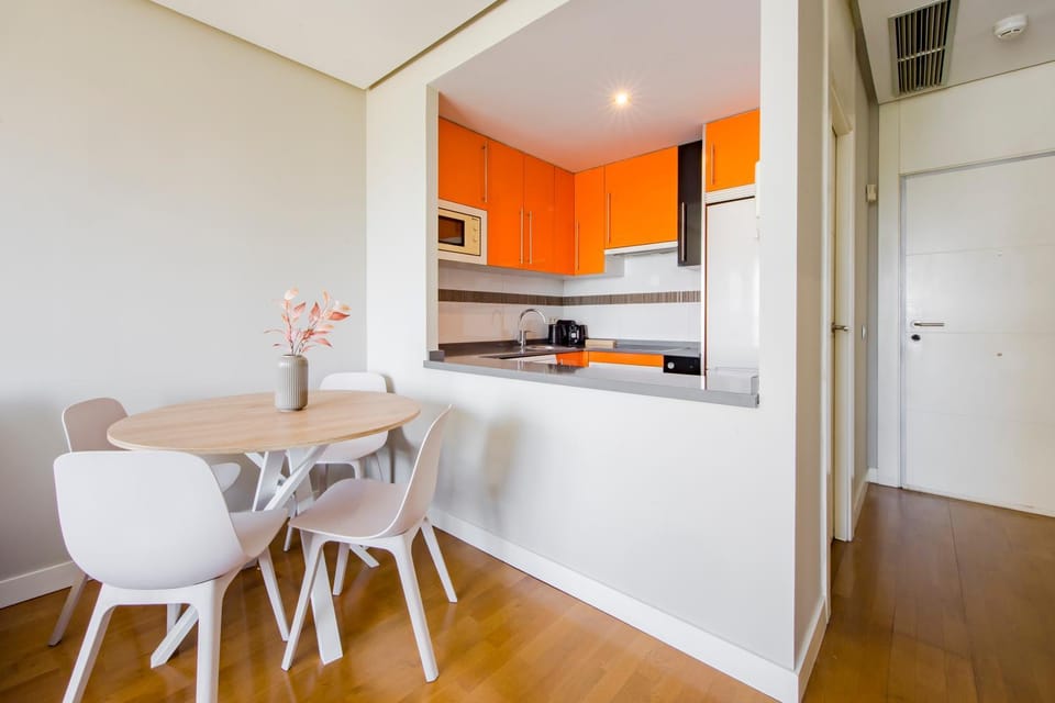 Alojamiento con parking y piscina en Sanchinarro Apartment in Madrid