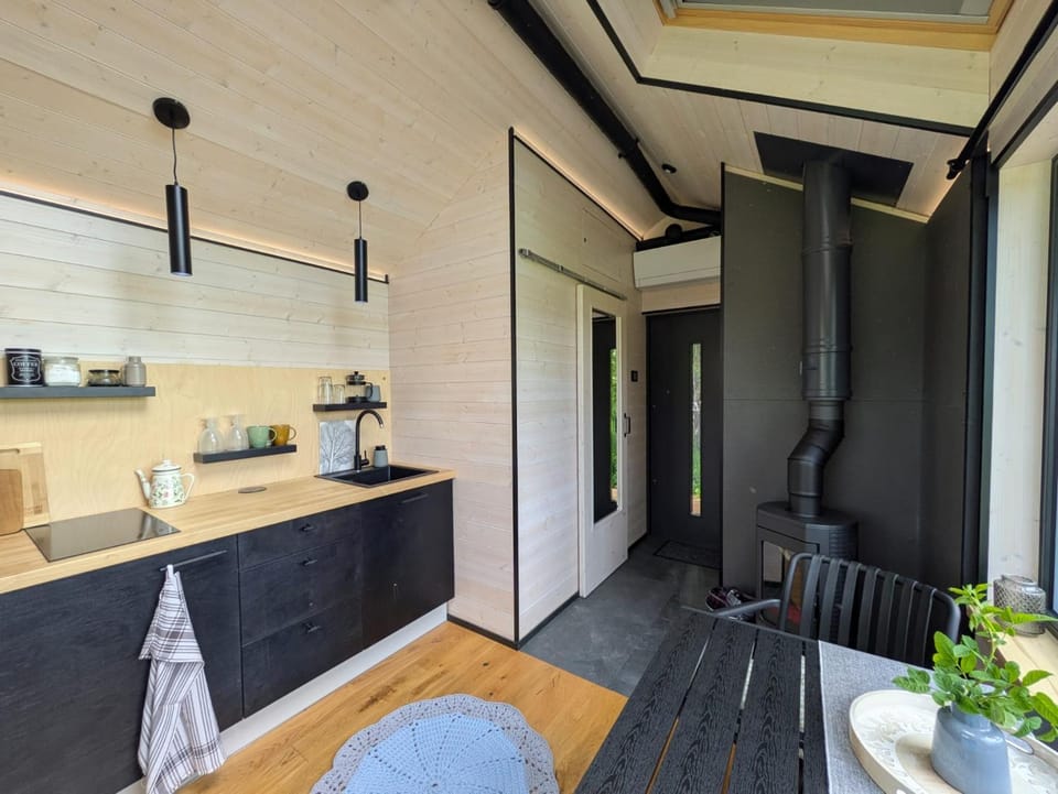 Kitchen or kitchenette, Living room, Seating area, Dining area