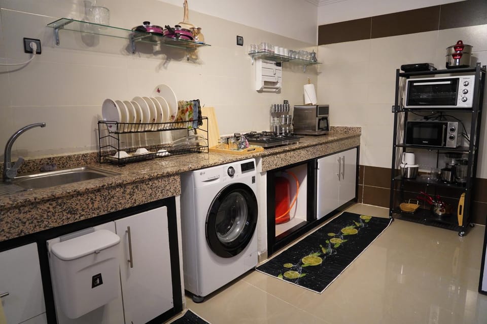 Coffee/tea facilities, Kitchen or kitchenette, oven, stove, toaster, washing machine, dryer