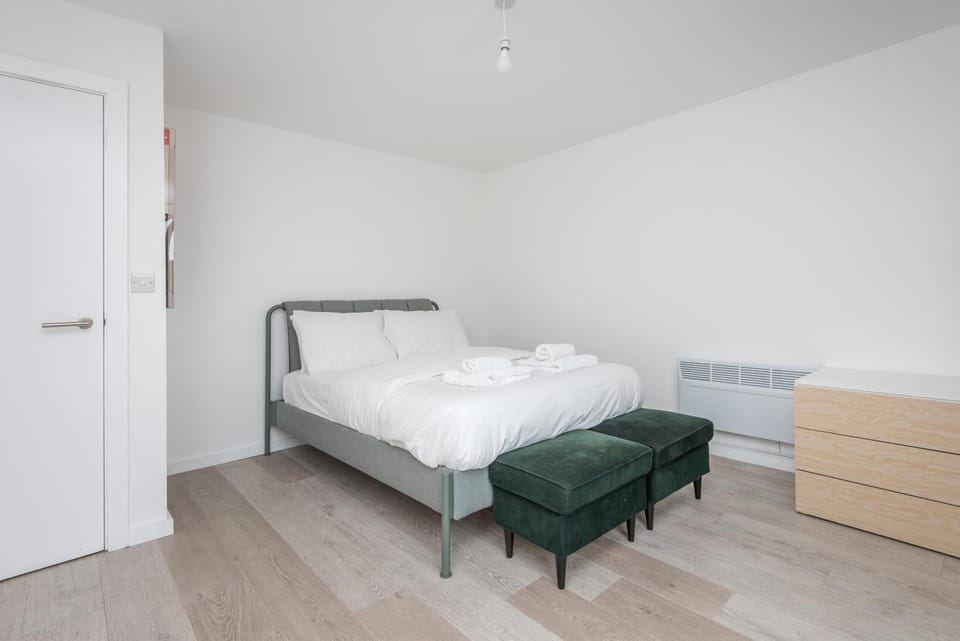 Bright Modern 3BDR Family Home with Private Patio Apartment in London