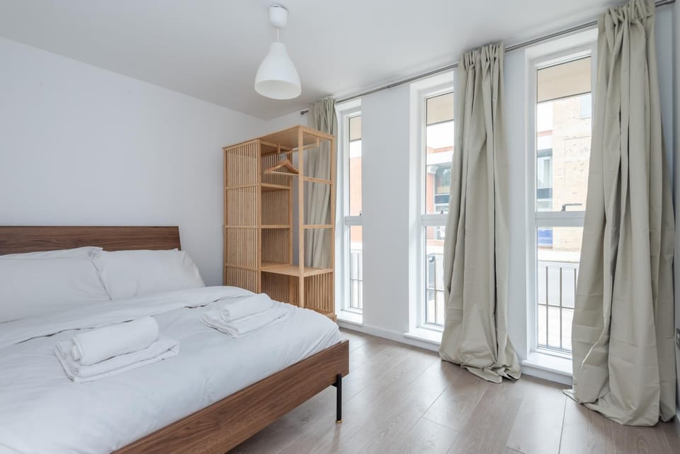Bright Modern 3BDR Family Home with Private Patio Apartment in London